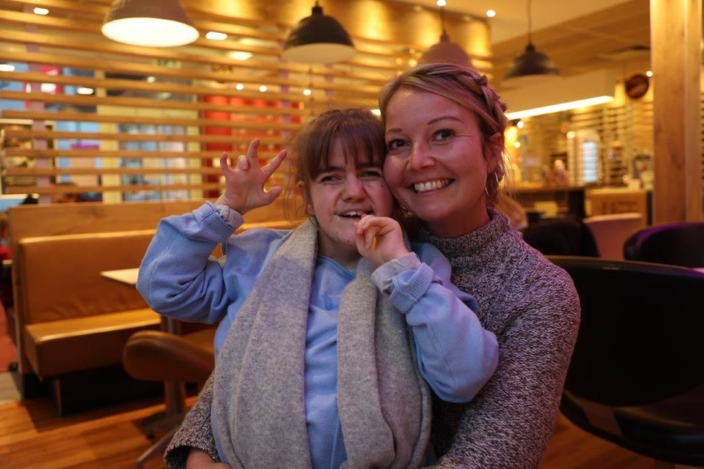 Tami hat Lena im Arm - Beziehungsbindung.jpg