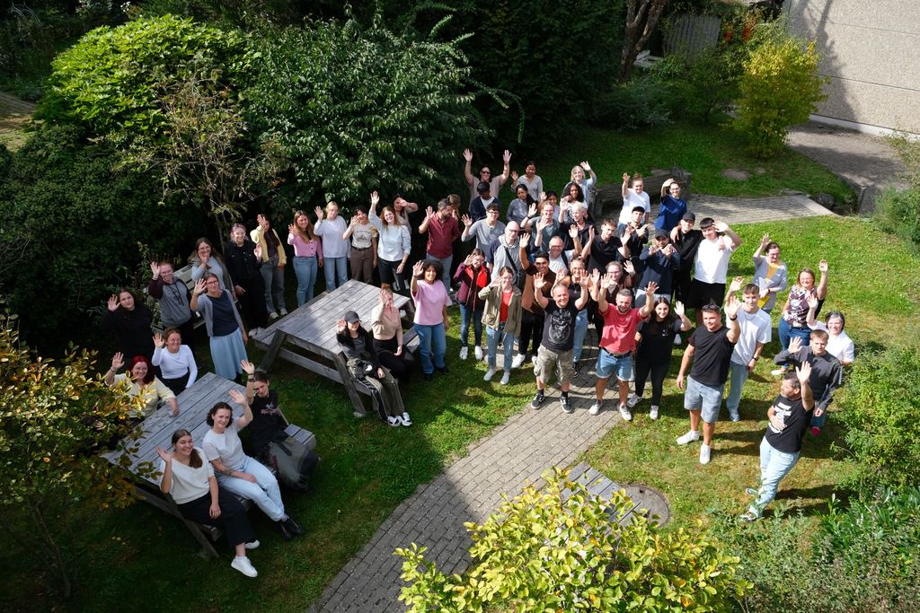 Nr. 1 Schüler auf dem Pausenhof 2560 x 1707.JPG